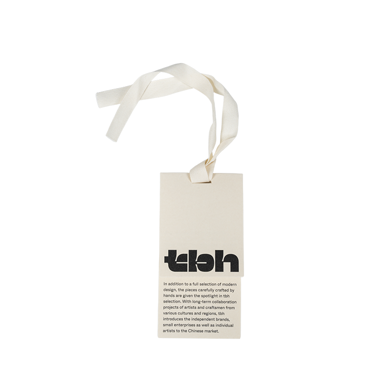 Etichete agățate din carton alb cu două straturi pentru ambalarea articolelor de îmbrăcăminte